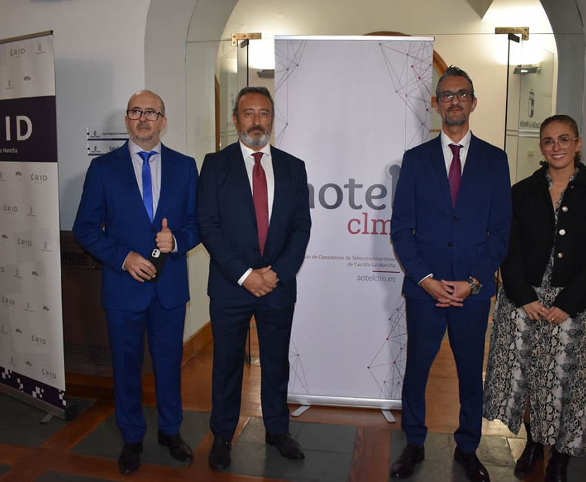 Representantes de AOTELCLM y Agencia de Transformación Digital de Castilla- La Mancha